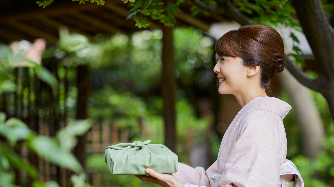 着物で風呂敷包みの贈り物を手渡すシーン｜Japanese tea gift